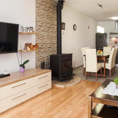 Sleeps 8 With Pool Air Con And Wifi Vila *