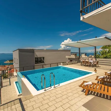 Sleeps 8 With Pool Air Con And Wifi Vila Makarská