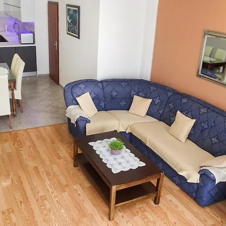 Vila Sleeps 8 With Pool Air Con And Wifi
