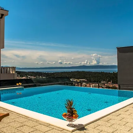Sleeps 8 With Pool Air Con And Wifi Vila Makarská