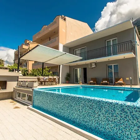 Vila Sleeps 8 With Pool Air Con And Wifi *